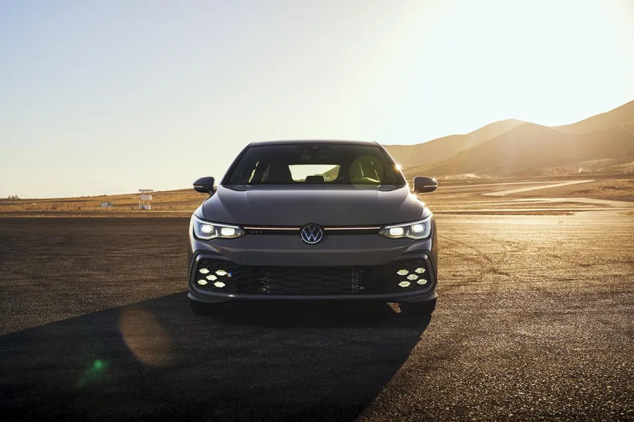 O Volkswagen Golf GTI retorna ao Brasil em 2025, agora na geração MK 8,5. O hatch médio esportivo chega reestilizado, com motor atualizado e novas tecnologias no interior e exterior.