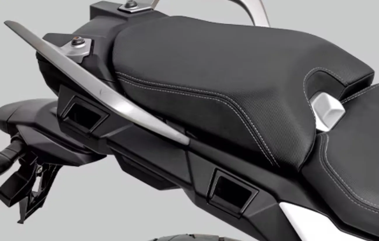 A Tracer 900 GT se posiciona no segmento sport-touring como uma opção equilibrada entre desempenho e conforto. Seu conjunto tecnológico amplia a versatilidade para diferentes cenários.