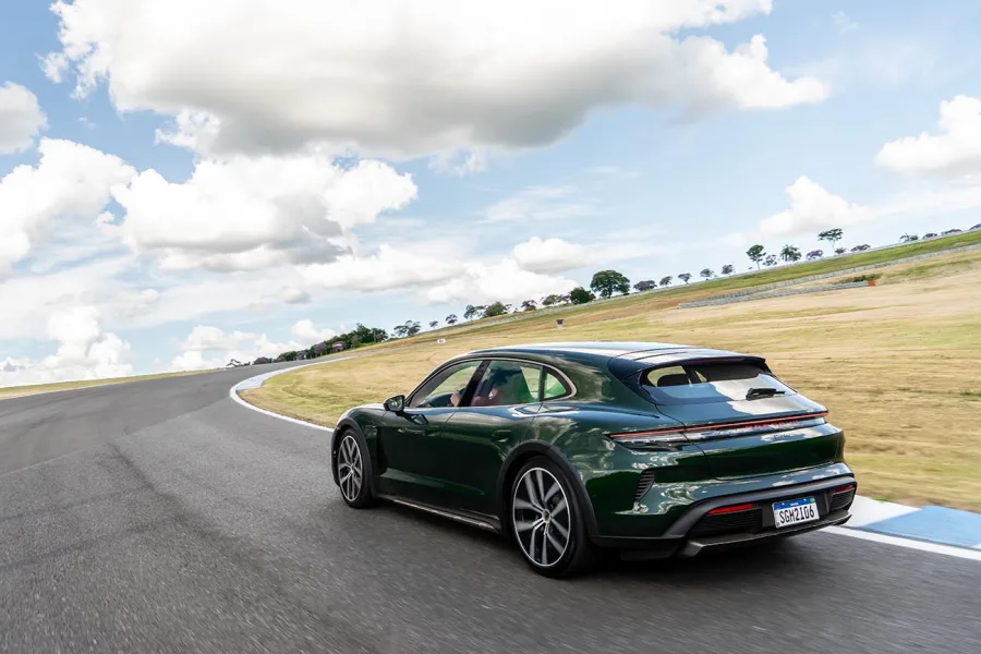 O Porsche Taycan Turbo Cross Turismo combina desempenho elétrico com versatilidade. Com 884 cv e tração integral, acelera de 0 a 100 km/h em 2,8s e tem autonomia de 415 km.