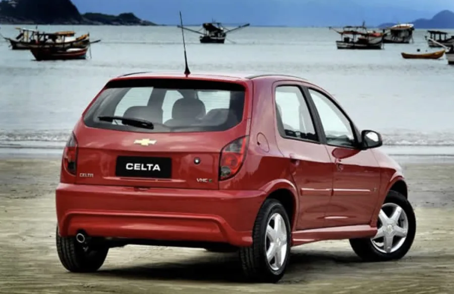 Chevrolet Celta: Modelo compacto com motor 1.0, conhecido pela economia e confiabilidade. Fácil de manter, tem boa revenda e peças baratas. Preço aproximado: R$ 26 mil a R$ 33 mil.