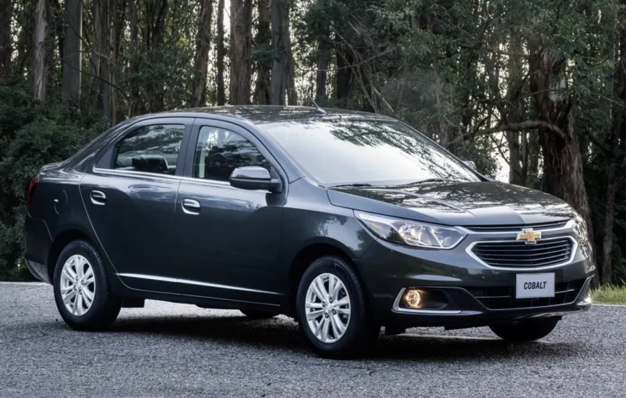 O Chevrolet Cobalt 1.8 LTZ automático usado serve para quem busca um sedã espaçoso, confortável e confiável, sendo ideal para motoristas de aplicativo e famílias que precisam de um porta-malas grande.