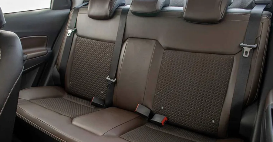 A cabine acomoda cinco ocupantes com conforto. Conta com cintos de três pontos, ISOFIX, airbags frontais e assistente de emergência, oferecendo segurança ao motorista e passageiros.