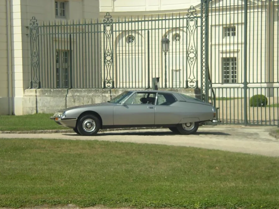 O Citroën SM uniu tecnologia e desempenho com motor Maserati V6 e suspensão hidropneumática. Seu design aerodinâmico garantiu estabilidade e velocidade acima de 220 km/h.