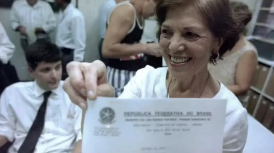 Eunice Paiva com o atestado de óbido do marido - Foto: Reprodução/ Agencia Gov 