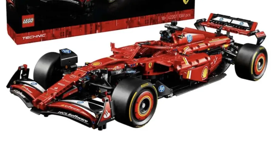 O set Lego Ferrari SF-24 em escala 1:8 traz 1.361 peças, motor V-6 com peças móveis, câmbio de duas marchas, rodas direcionáveis e asa ajustável, disponível por 230 dólares.