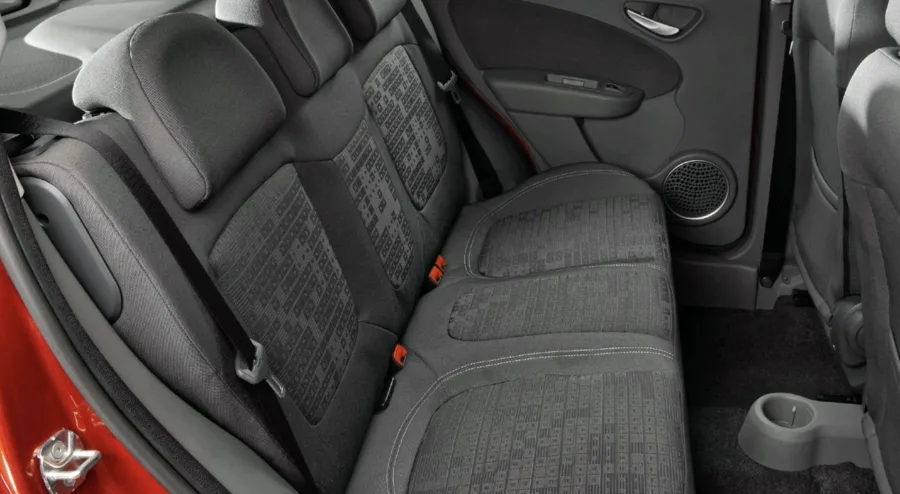 Interior espaçoso para um hatch compacto, com bancos confortáveis e painel funcional. Segurança com airbags e freios ABS. Condução prática para cidade e viagens curtas.