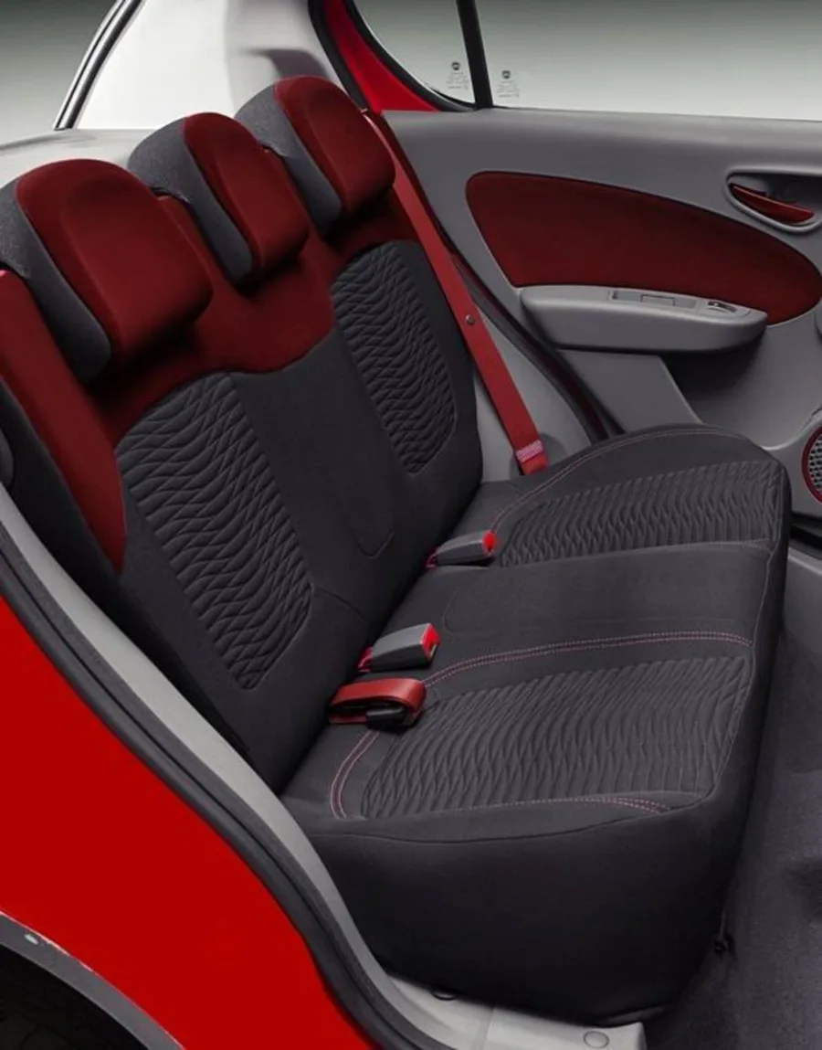 Interior simples, mas confortável, com espaço adequado para cinco ocupantes. Direção hidráulica e ar-condicionado garantem conforto. Segurança com airbags e freios ABS.