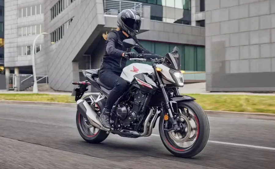 Após dez anos fora do mercado, a Honda Hornet retorna ao Brasil. A CB 500 Hornet chega em 2025 para substituir a CB 500F e enfrentar a Yamaha MT-03 no segmento das naked intermediárias.