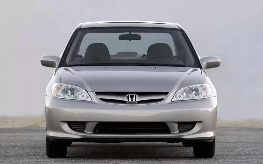 O Honda Civic LX 1.7 AT 2004 é um sedã confiável, com motor 1.7 de 115 cv e câmbio automático de quatro marchas. O consumo médio é de 9 km/l na cidade e 13 km/l na estrada, com autonomia de até 546 km.