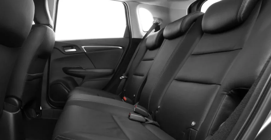 Interior espaçoso para cinco ocupantes, bancos de couro e painel funcional. Confortável e seguro, com airbags, freios ABS, ISOFIX e assistência de direção elétrica.