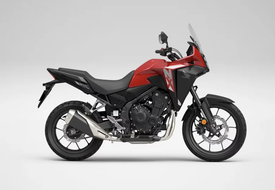 NX 500: A nova NX 500 chega ao Brasil trazendo o DNA aventureiro da lendária Dominator, com motor bicilíndrico, chassi mais leve e visual renovado para uso misto.