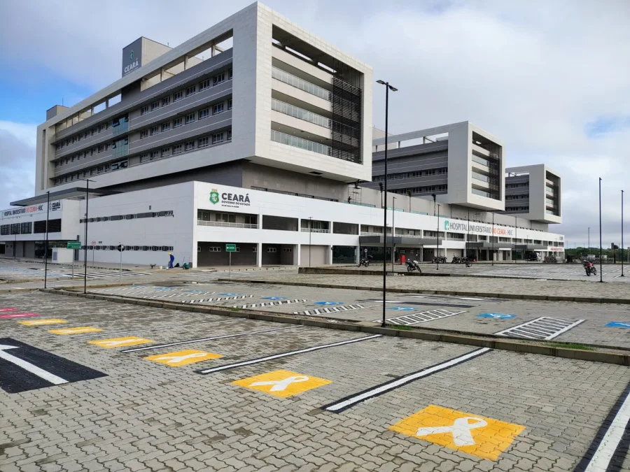 Detran-CE reforça sinalização e organiza fluxo de veículos e pedestres no entorno do novo Hospital Universitário do Ceará.