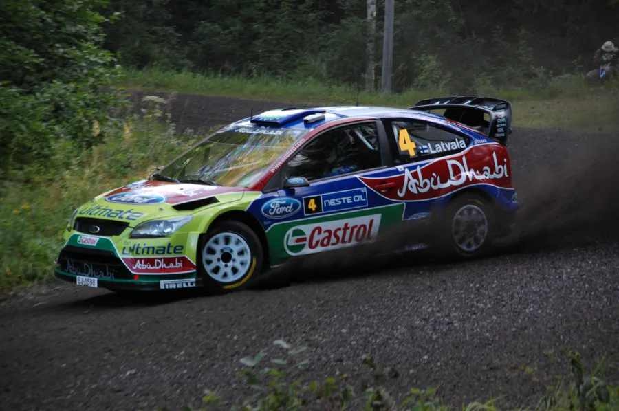 Jari-Matti Latvala competiu no Rally da Finlândia de 2009 com seu Ford Focus RS WRC 09, demonstrando velocidade e habilidade nas estradas de cascalho, marcando presença no WRC - Foto: Vas Foto / Wikipedia