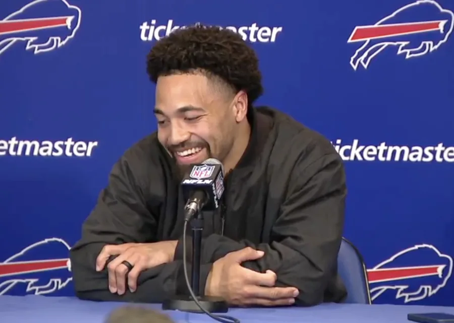 Khalil Shakir, wide receiver do Buffalo Bills, renovou por 4 anos e 60,2 milhões de dólares, consolidando-se como peça-chave do time após boas temporadas na NFL.