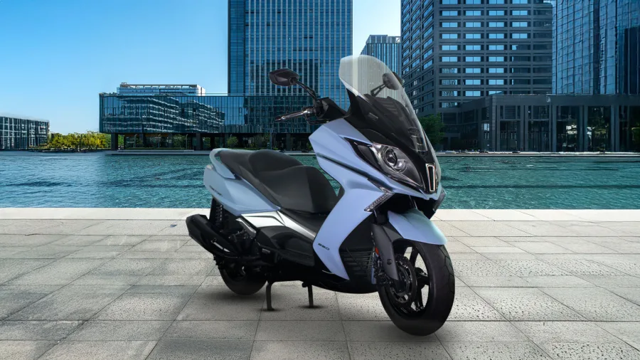 Kymco Downtown 350: Motor de 321cc, 29,7 cv e 3,1 kgfm, consumo de 34 km/l. Tem ABS Bosch, controle de tração e freios eficientes, sendo uma opção potente entre as scooters médias.