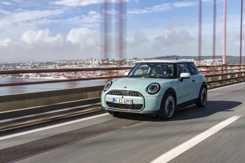 O poder feminino no automobilismo: 82 jornalistas escolhem o MINI Cooper como referência entre os carros urbanos