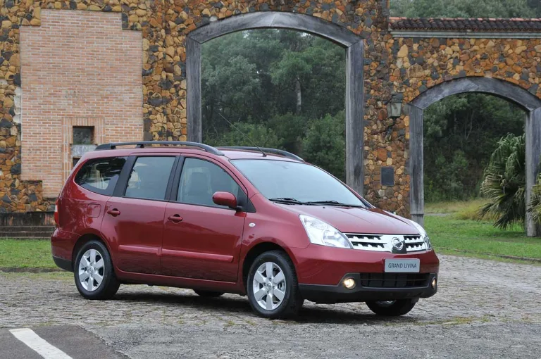 Nissan Grand Livina SL 1.8 2014 usado ainda é opção versátil para famílias; preço, desempenho e ficha técnica da Minivan de 7 lugares