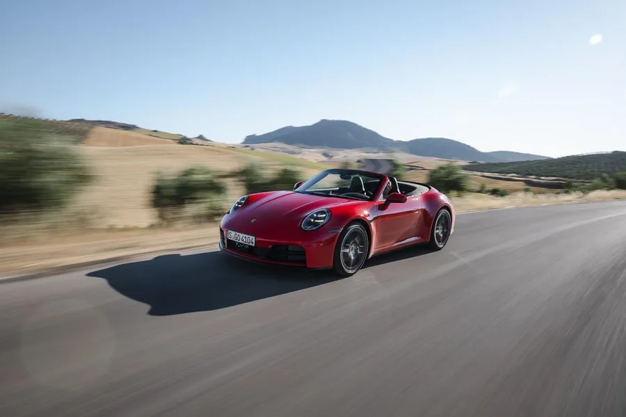 O Porsche 911 Carrera recebeu melhorias aerodinâmicas com ajustes sutis na carroceria, entradas de ar frontais e rodas redesenhadas para otimizar o fluxo de ar.