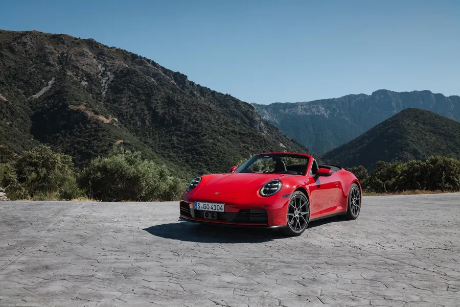 Os Porsche Centers começam a entrega das primeiras unidades do novo 911 Carrera no Brasil, atendendo clientes da pré-venda nas versões Coupé e Cabriolet.