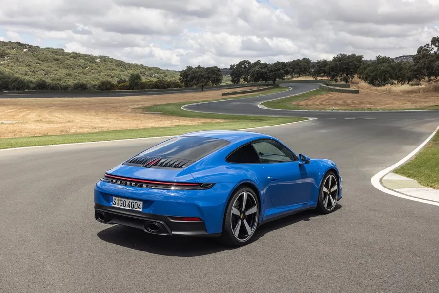 A traseira do novo Porsche 911 Carrera foi redesenhada para abrigar o intercooler sob a grade, melhorando a refrigeração e contribuindo para a eficiência aerodinâmica.