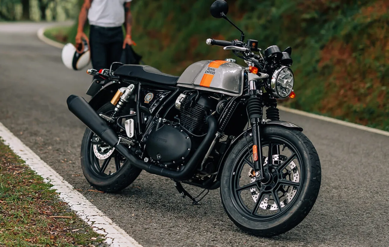 A Continental GT 650 traz freios a disco Brembo ByBre com ABS de série. As rodas de liga leve com pneus sem câmara proporcionam maior segurança e aderência em diferentes tipos de pavimento.