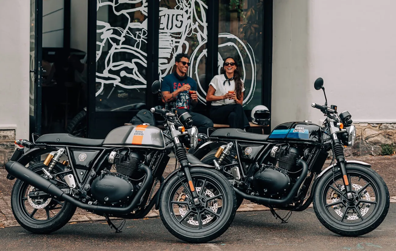 O design inclui tanque esculpido e semi-guidões baixos, reforçando o estilo café racer. O acabamento "blacked out" é uma opção que diferencia a moto, trazendo um visual escurecido ao conjunto.