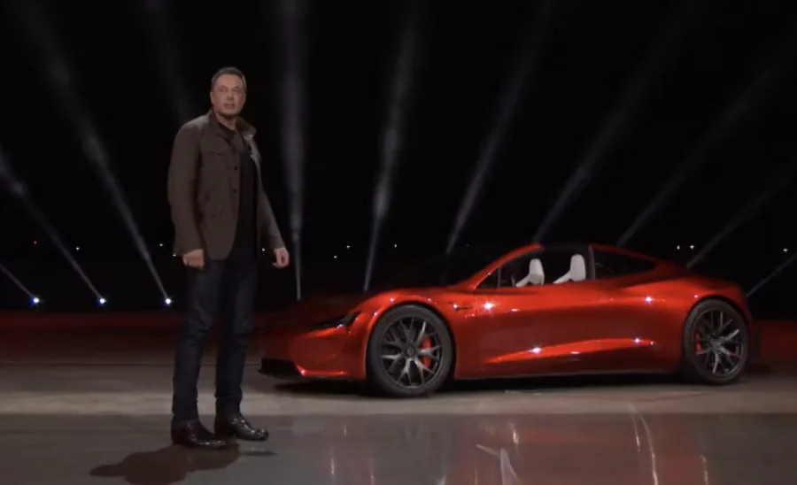 Elon Musk afirmou que o Tesla Roadster será o carro mais rápido do mundo, com tecnologia inédita, mas admitiu atrasos e agora promete produção apenas para 2025.