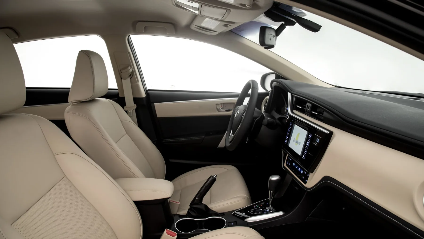 O espaço acomoda 5 ocupantes com bancos em couro, ar-condicionado digital e direção elétrica. Segurança reforçada com 7 airbags, ISOFIX e freios ABS.