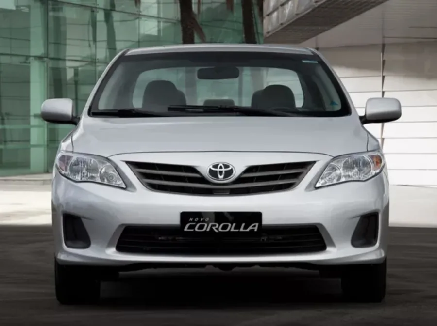 O Corolla XLi 1.8 2013 manual é um carro ideal para quem precisa de um sedã confiável para o dia a dia, viagens e trabalho, combinando economia, espaço interno e durabilidade mecânica.