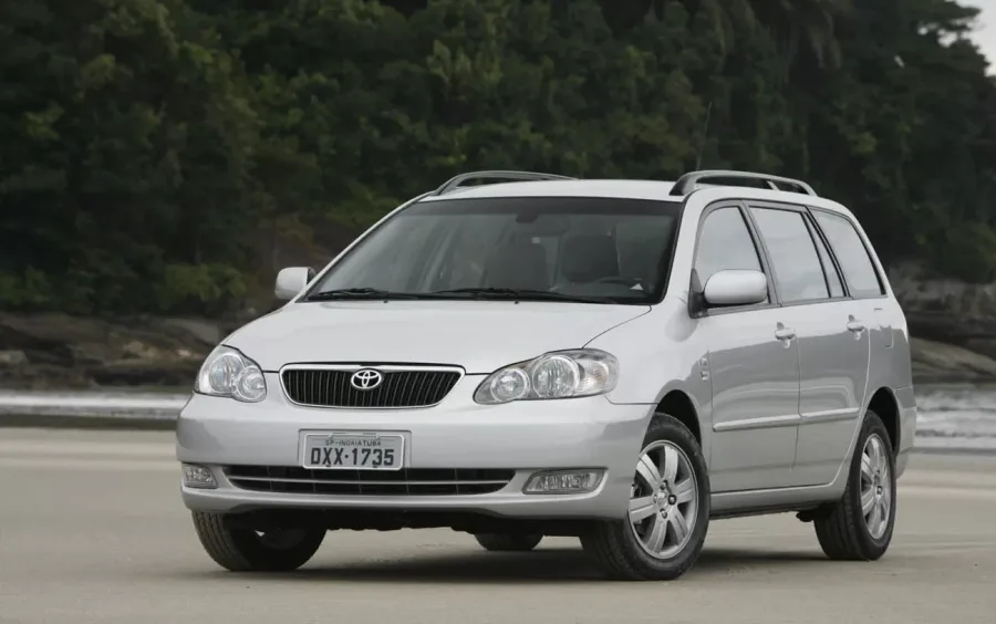 Viajar com conforto e espaço é essencial para quem busca um carro versátil. O Corolla Fielder XEi 1.8 manual 2008 combina confiabilidade, bom desempenho e um porta-malas amplo, ideal para o dia a dia.