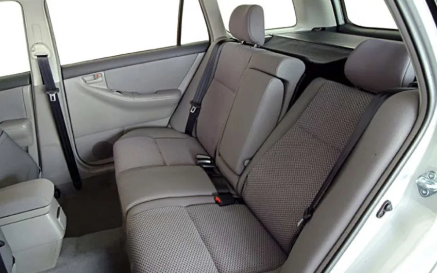 Interior confortável para 5 ocupantes, com acabamento simples. Segurança garantida com airbags e cintos. Conforto para viagens e uso diário, com boa configuração para o dia a dia.