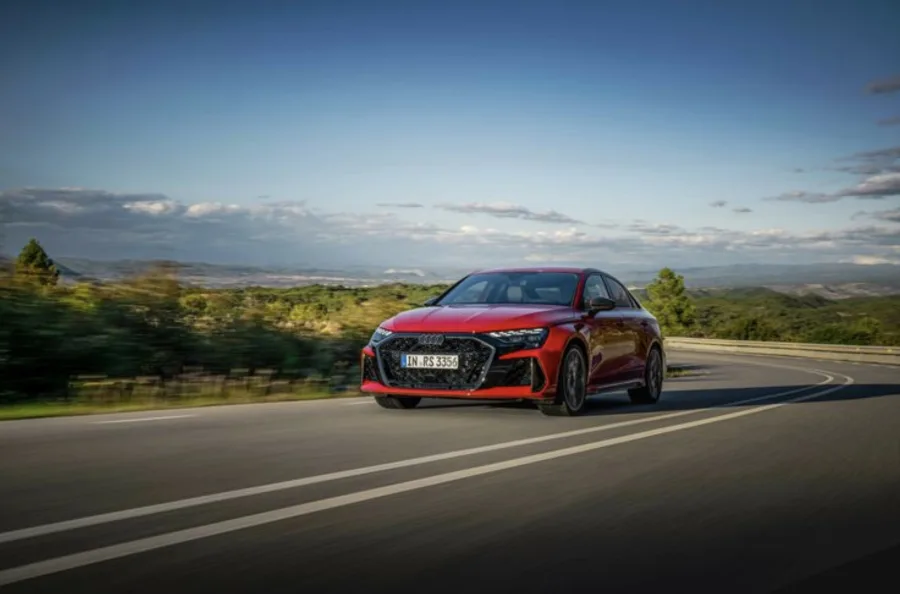 Com 400 cv e torque de 500 Nm, o Audi RS 3 sedan acelera de 0 a 100 km/h em 3,8 segundos. Modos de condução ajustáveis e tração quattro garantem dirigibilidade aprimorada para diferentes estilos.