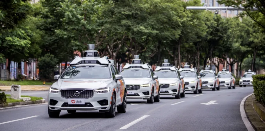 Com 200 veículos em teste em Pequim, Guangzhou e Shanghai, a empresa aprimora a inteligência artificial e enfrenta desafios regulatórios para lançar o serviço de mobilidade autônoma em larga escala.