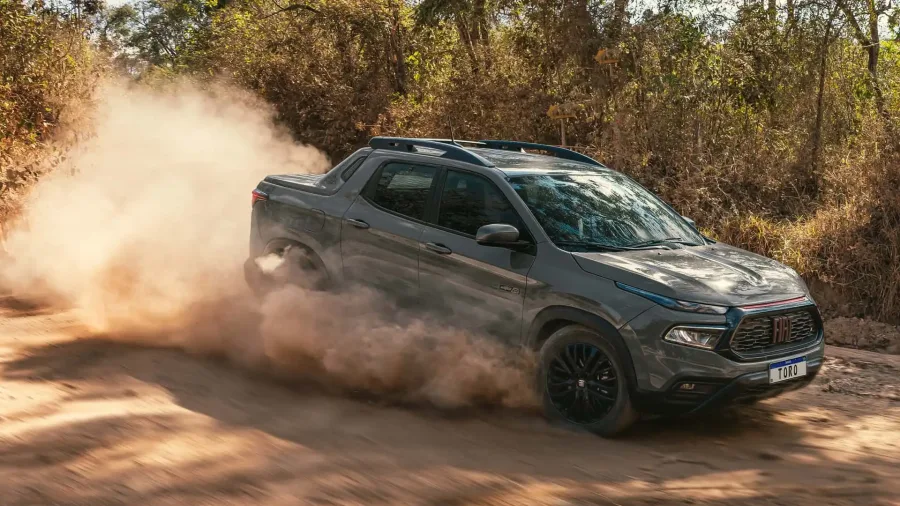 Fiat Toro – Modelo intermediário entre médias e compactas, traz motor 1.3 turbo flex ou 2.2 diesel. Com capacidade de até 1.000 kg, o preço é aproximado de R$ 156 mil e cerca de R$ 225 mil.