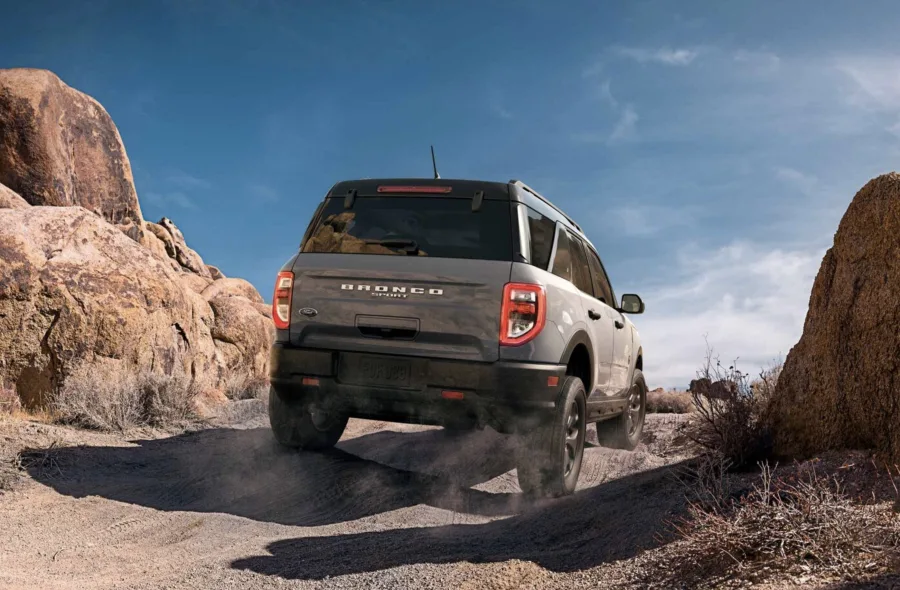 A versão Badlands chega ao mercado com diferenciais para uso off-road. O SUV mantém a motorização 2.0 EcoBoost, tração 4x4, suspensão HOSS e modos G.O.A.T., reforçando sua identidade aventureira.