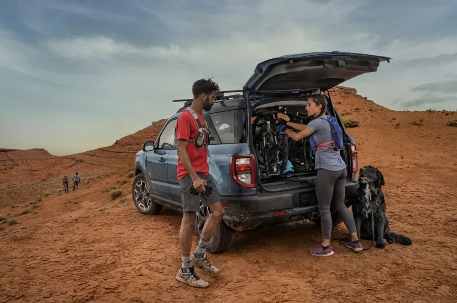 O porta-malas do Bronco Sport 2025 oferece espaço suficiente para viagens, com compartimento amplo e soluções práticas, garantindo conforto para bagagens em trajetos longos ou off-road.