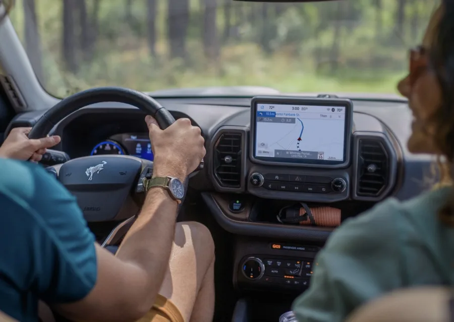 O interior foi atualizado com uma central multimídia de 13,2 polegadas compatível com Android Auto e Apple CarPlay. O painel digital de 12,3 polegadas melhora a visibilidade das informações.