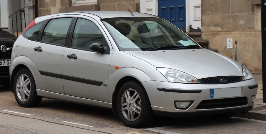 Lançado em 1998, o Focus chegou ao Brasil em 2000 com suspensão multilink, motores Zetec e design arrojado, conquistando espaço entre os hatches médios - Foto: Vauxford / Wikipedia