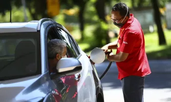 Vale a pena encher o tanque até o limite? Conheça os prejuízos que você não vê na hora