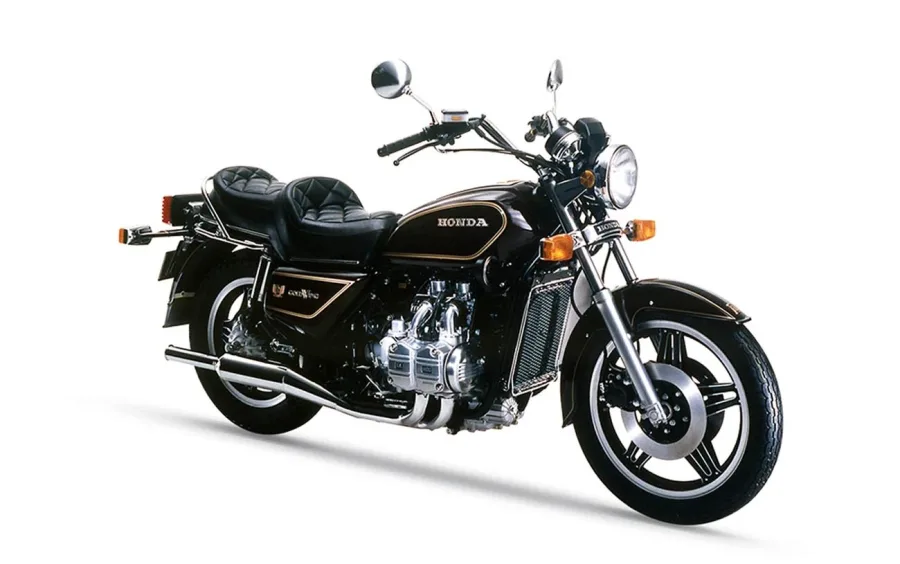 Honda Gold Wing 2ª Geração - Modelo GL 1100 em preto e dourado