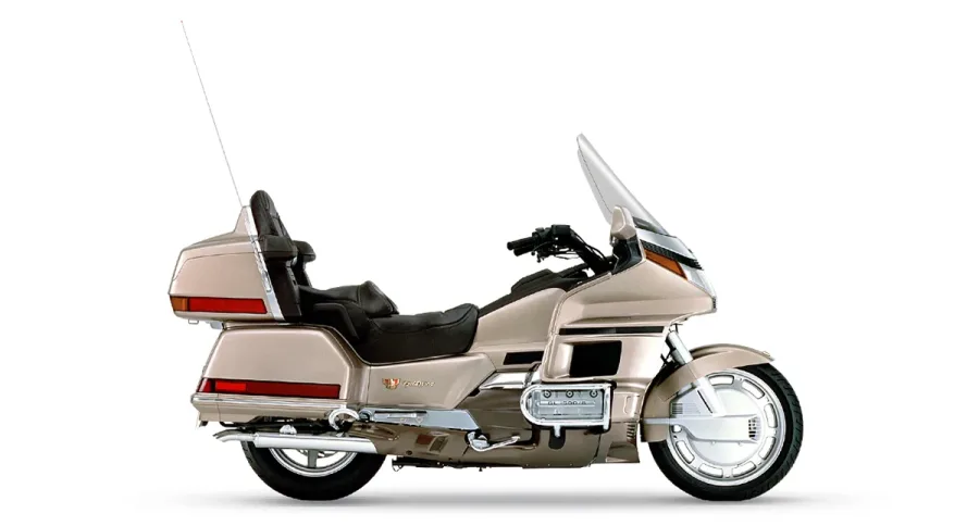 4ª Geração (1988-2000) – A GL1500 inovou com um motor de seis cilindros, 1520 cc, marcha à ré elétrica e transmissão por correia, oferecendo mais suavidade e potência para viagens longas.