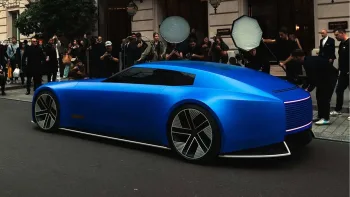 Jaguar Type 00 circula pelas ruas de Paris durante a Paris Fashion Week