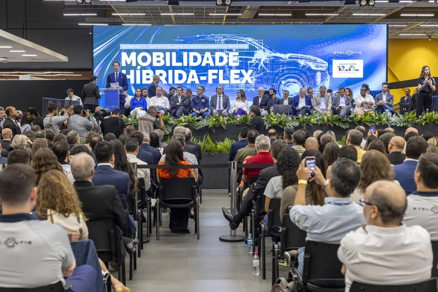 Com foco na inovação e sustentabilidade, a Stellantis reforça sua presença no Brasil. O novo centro impulsionará a indústria automotiva, gerando empregos e fortalecendo a economia regional.