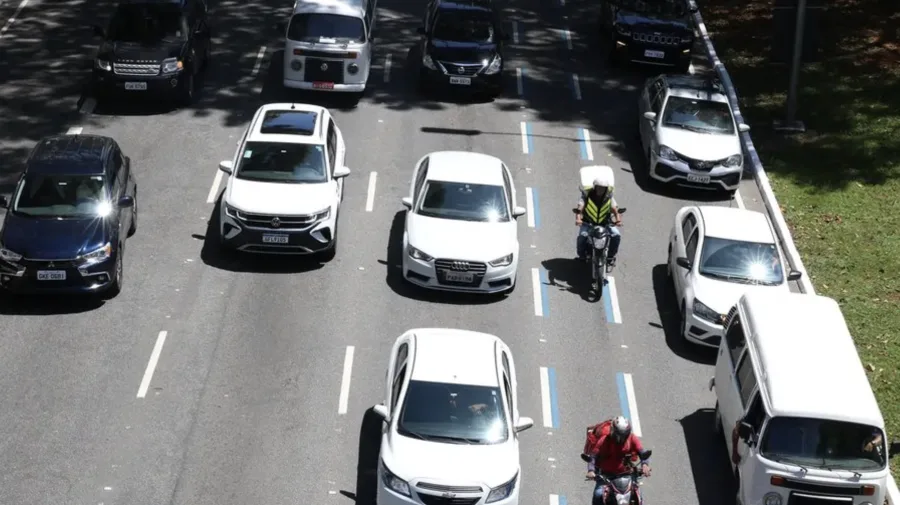 Salvador implementa motofaixa para motociclistas na Bonocô e reduz limite de velocidade - Foto: Rovena Rosa/Agência Brasil