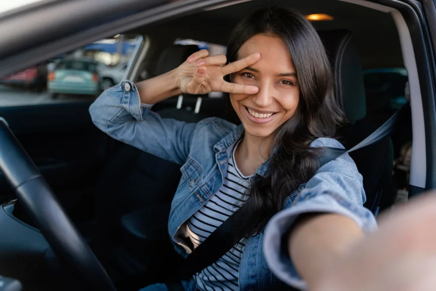 Os dados mostram que motoristas mulheres adotam uma direção mais prudente. Elas evitam riscos, respeitam a sinalização e se envolvem menos em acidentes fatais, segundo estatísticas recentes.