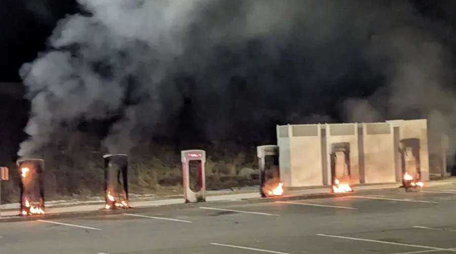 Protestos contra Musk: vandalismo atinge lojas e veículos da Tesla nos EUA