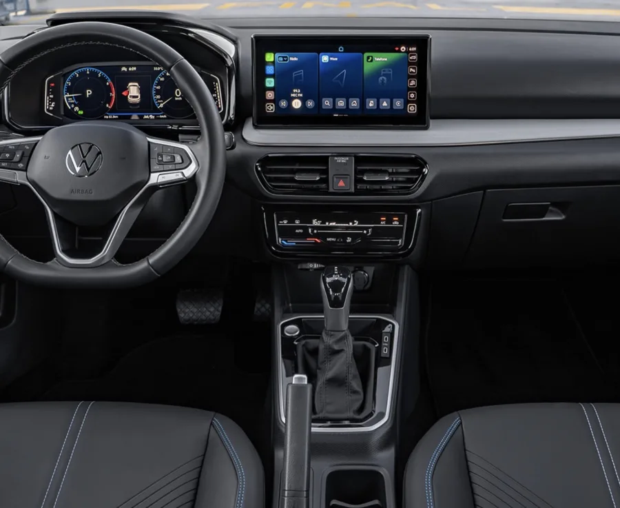 O Volkswagen Tera traz painel digital de 10", central VW Play Connect e carregador por indução. O console tem porta-copos ajustáveis e iluminação ambiente no painel e portas.