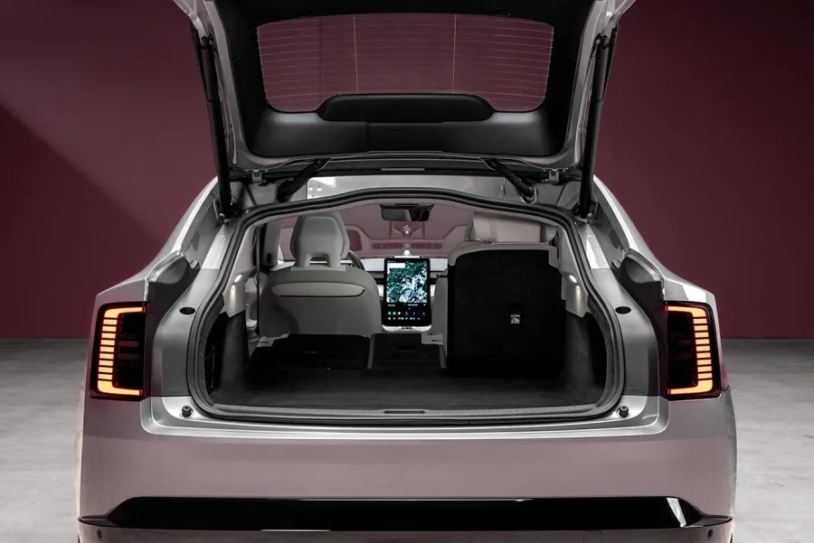 O porta-malas traseiro do Volvo ES90 é amplo e funcional, permitindo transportar bagagens para viagens longas com praticidade, além de oferecer um compartimento bem distribuído.