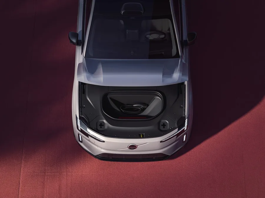 O Volvo ES90 possui um porta-malas dianteiro compacto, ideal para pequenos objetos e itens do dia a dia, oferecendo um espaço extra para armazenamento com fácil acesso.