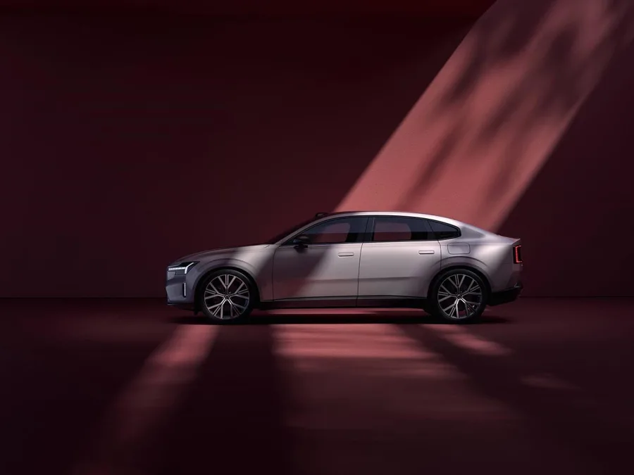 Com estreia global prevista para 2025, o Volvo ES90 deve chegar ao Brasil no segundo semestre de 2026, onde será submetido a testes do Inmetro para homologação da sua autonomia oficial.